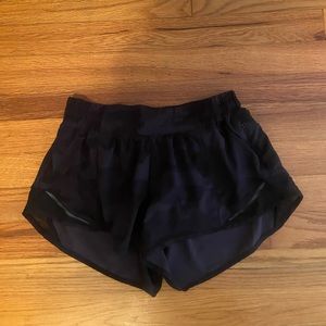 Black camo lululemon hotty hot shorts 2.5 inches